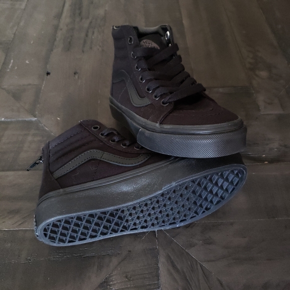 *SOLD* NWOT VANS - Picture 5 of 5